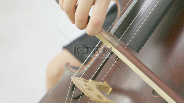 女生演奏大提琴特写