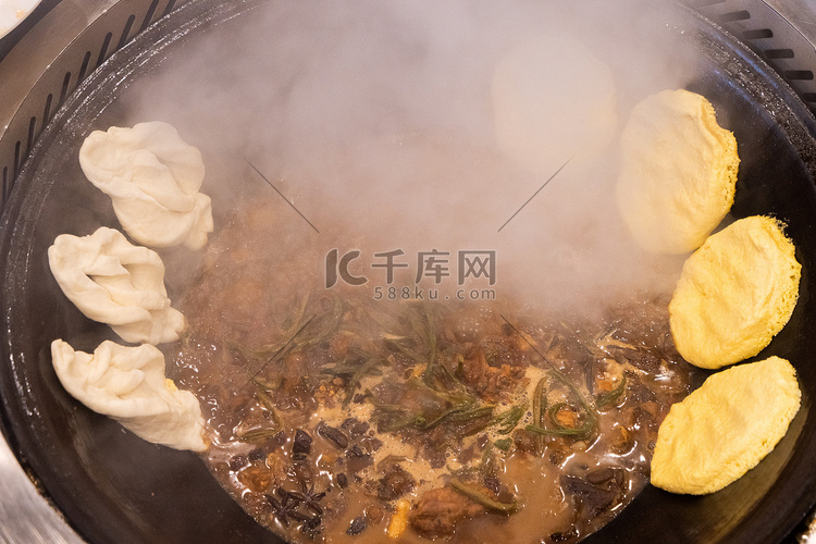 餐饮夜晚铁锅炖肉贴饼子室内摆拍