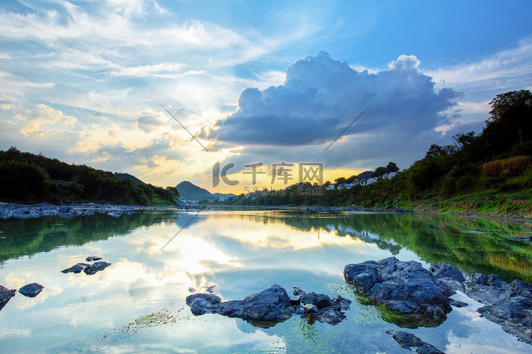 秋季傍晚河流水边流动摄影图配图