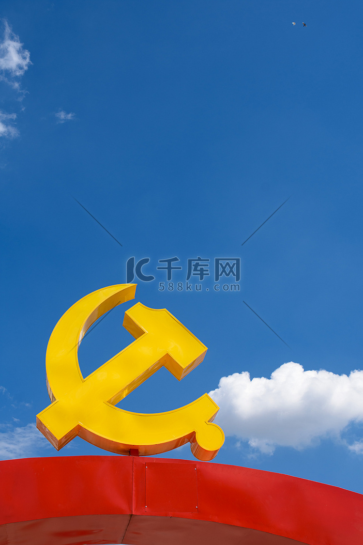 党徽上午党的标志广场蓝天白云摄