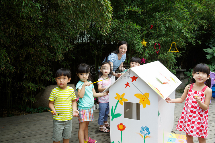 幼儿园的师生在做手工