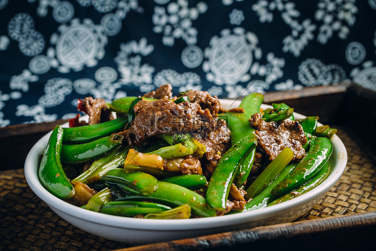 美食摄影春季牛肉豌豆荚中式传统