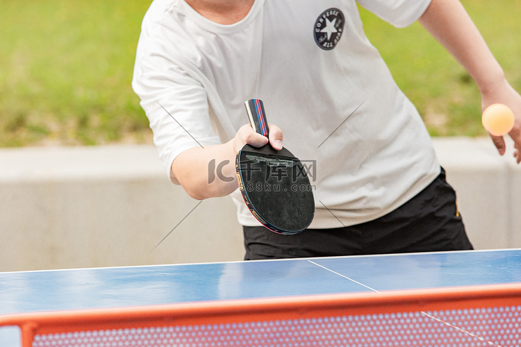 运动白天打乒乓球户外打球摄影图