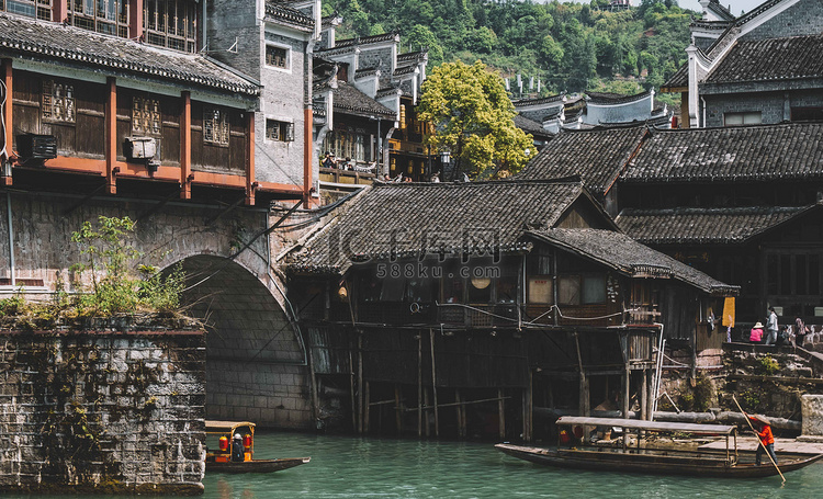 城市中午湖南凤凰古城古建风光景