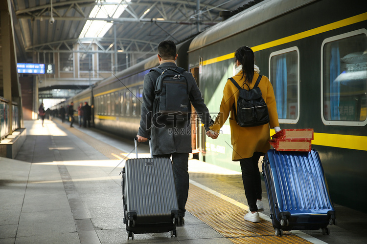 青年情侣在火车站
