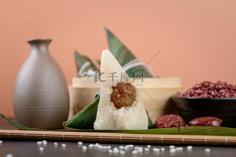 美食端午节蜜枣粽子木桌摆放摄影