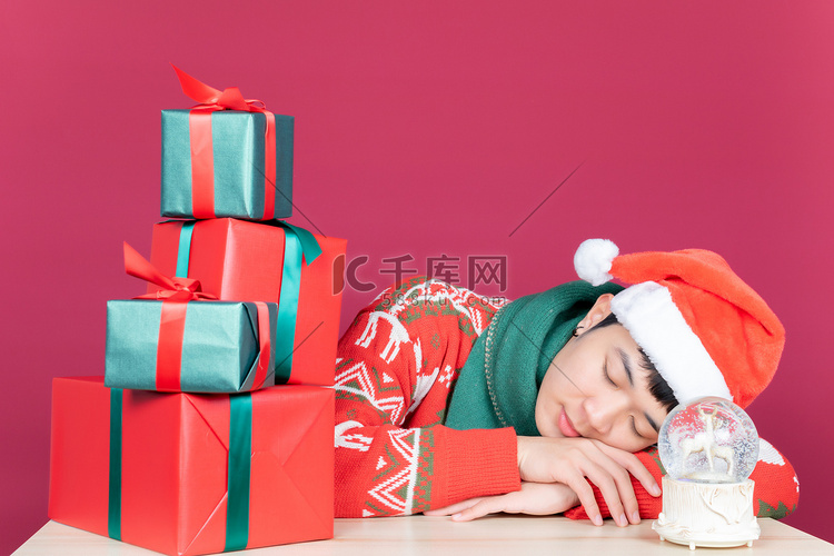 青年男子穿圣诞服趴桌子睡觉