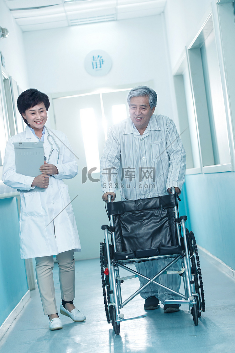 医生和老年男人在医院走廊