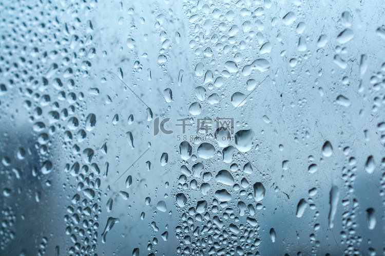 天气雨天雨滴玻璃上的停留摄影图