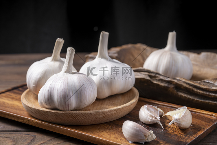 原料食材大蒜桌上摆拍摄影图配图