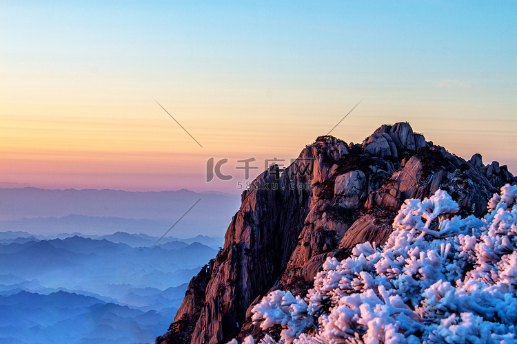 冬天山峰朝霞和白雪摄影图