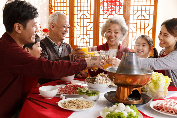 幸福家庭过年吃团圆饭