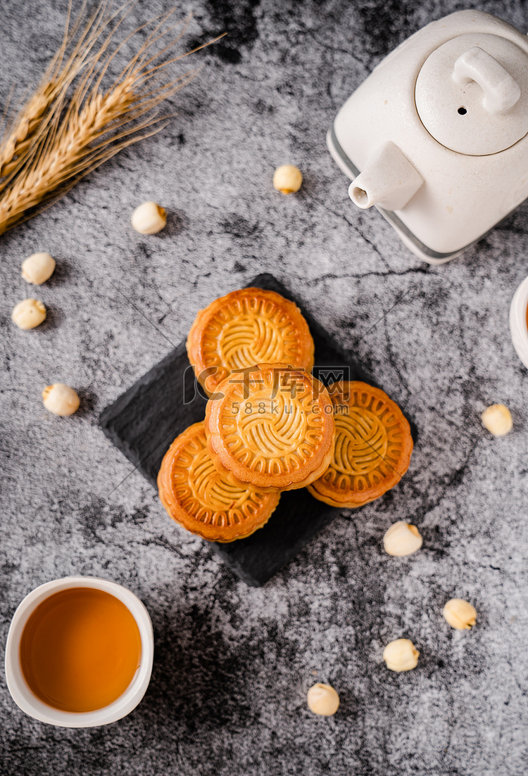 中秋佳节传统美食莲蓉月饼摄影图