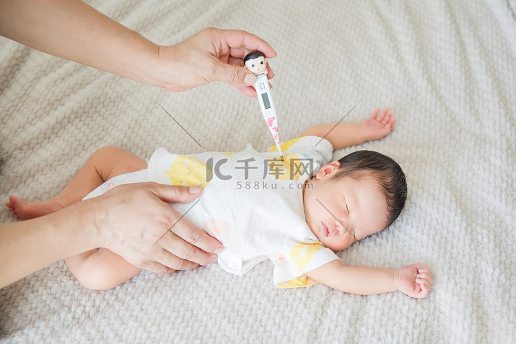婴儿护理母婴三胎量体温人像摄影