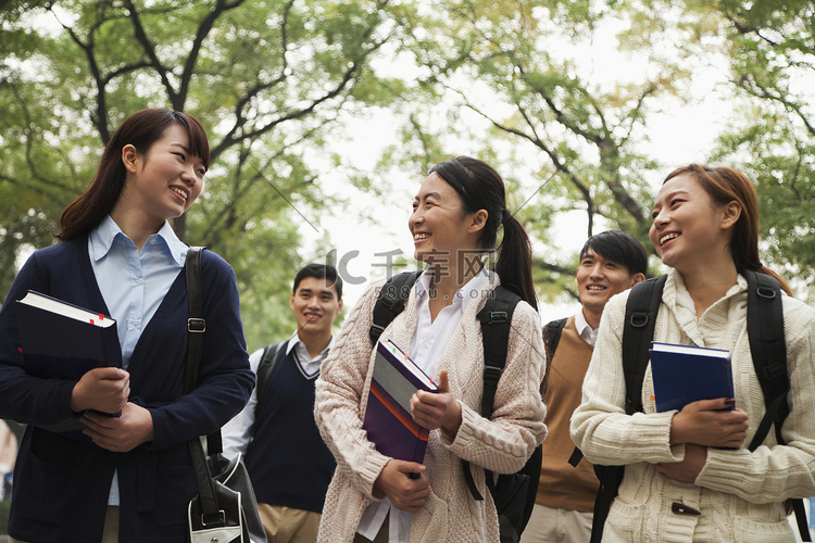 学生在校园内