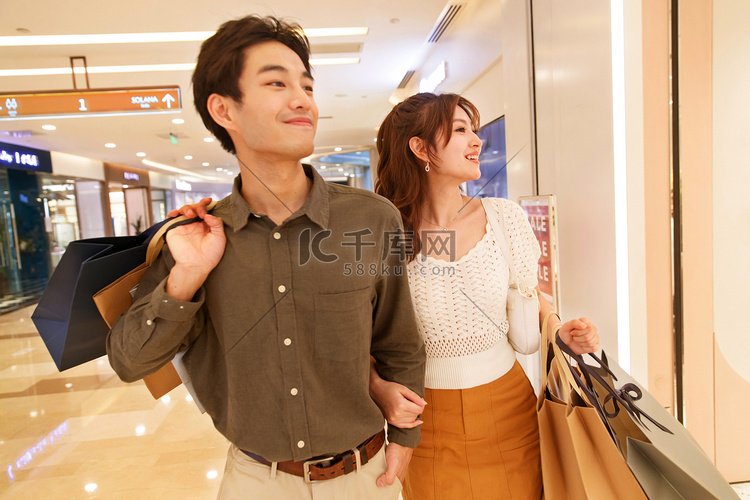 青年情侣在商场里购物