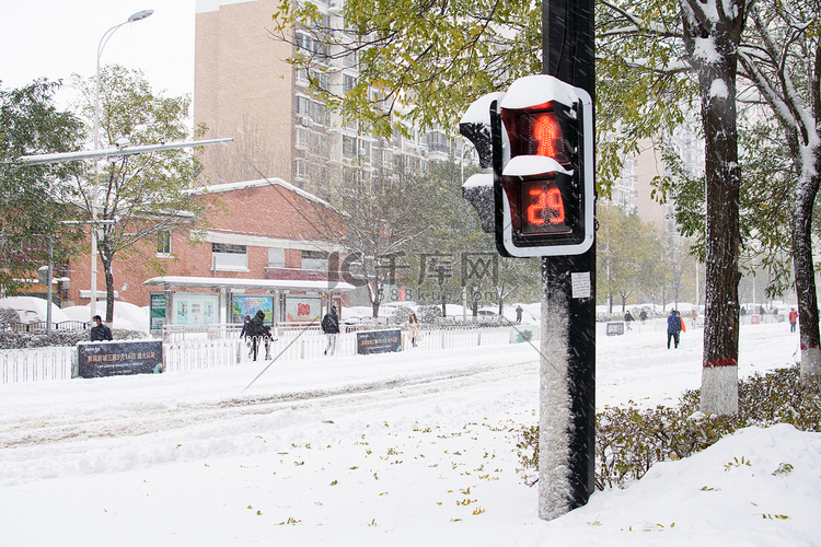 鞍山上午红绿灯路口下雪摄影图配