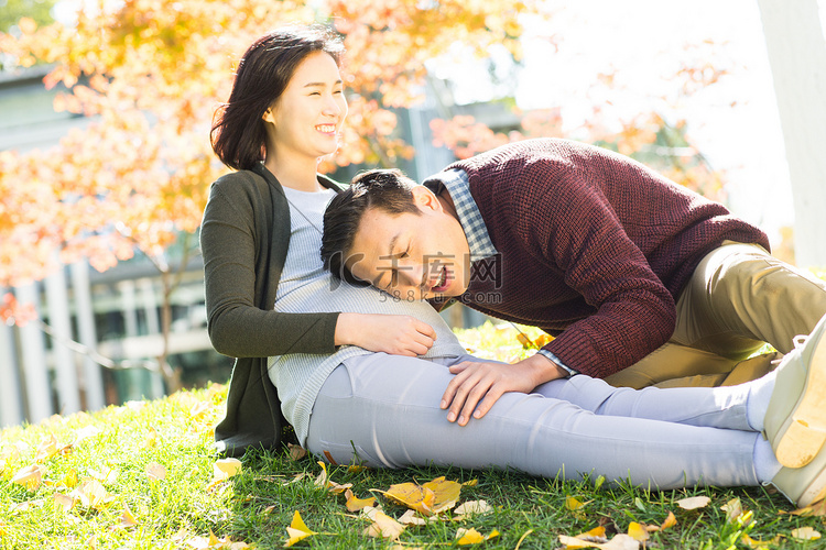 丈夫陪着怀孕的妻子在户外