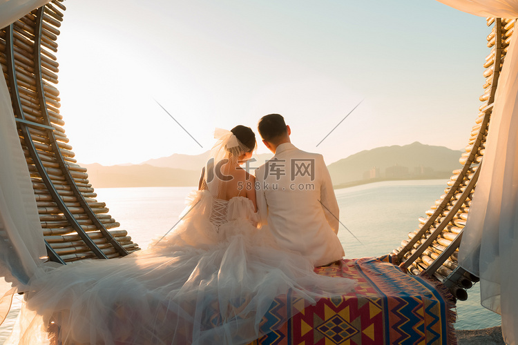 婚纱照素材照片夕阳两个人户外依