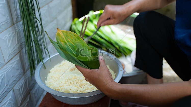 包尖粽端午节粽子乡村包法摄影图