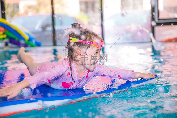 夏天暑期培训白天女童泳池戏水摄