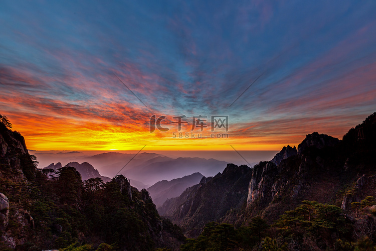 夏季旅游上午山峰山区漂动摄影图