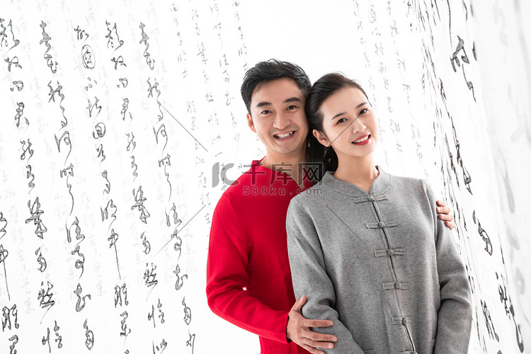 穿中式服装的青年伴侣
