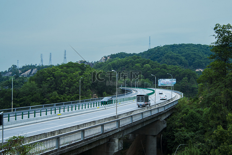 白天户外汽车从桥上行驶摄影图配