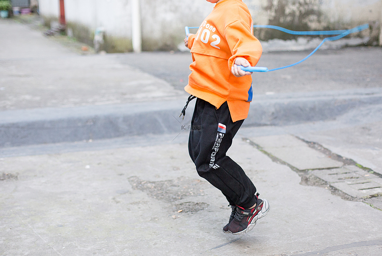 健康运动形象男生跳绳人像摄影图
