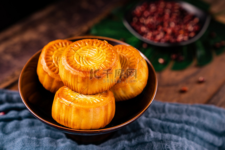 中秋佳节传统美食月饼食品摄影图