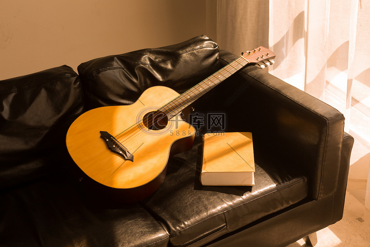室内沙发上吉他素材照片下午无人