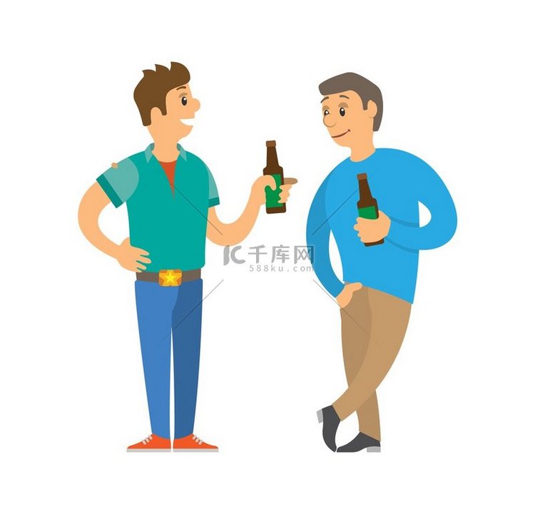 男子拿着一瓶啤酒，一边喝酒一边