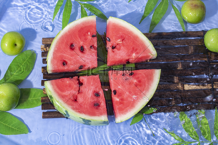 夏季美食白天西瓜水池美食摆拍摄