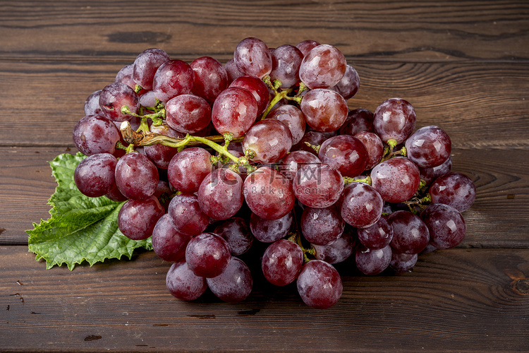木板上新鲜水果紫红色葡萄食材摄