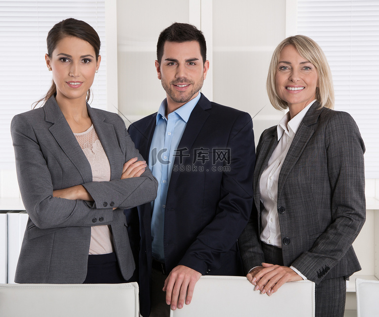 三个商务人士的肖像: 男人和女
