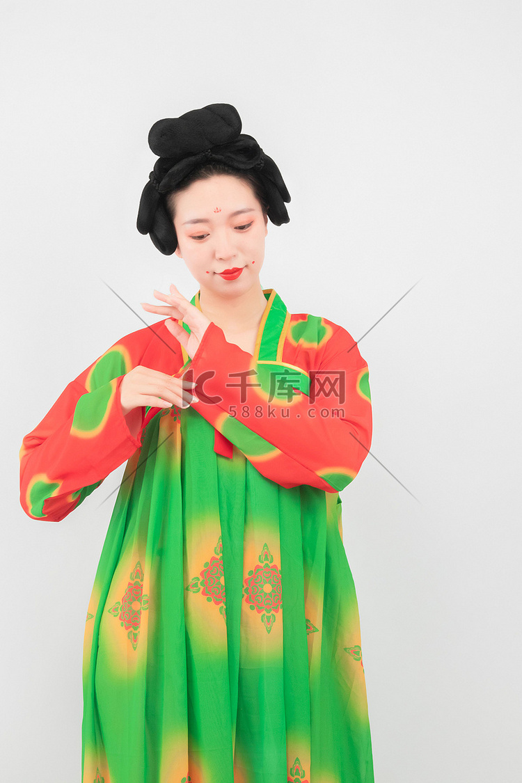 古装白天侍女人物侍女低头摄影图