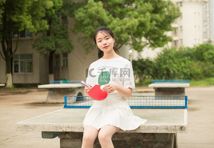 乒乓球女生学生运动校园摄影图配