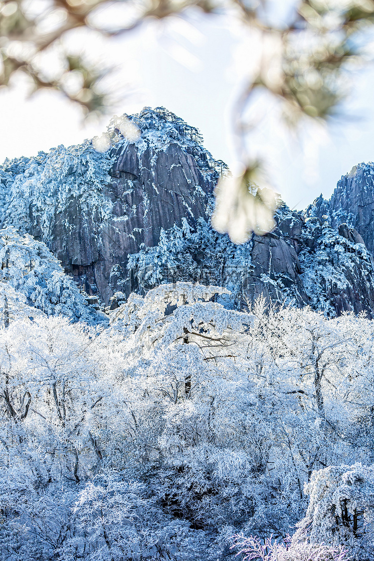 冬日旅游早上山峰山区飘动摄影图