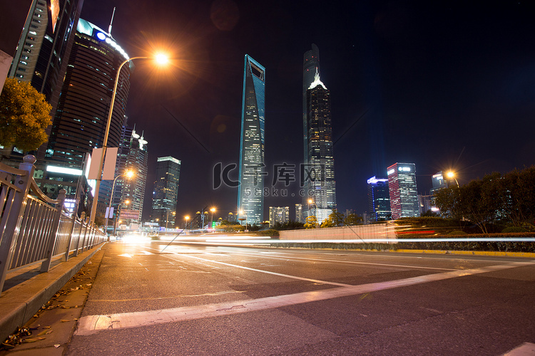 摩天大楼在现代城市的夜晚