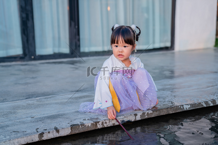 汉服女孩下午儿童户外蹲摄影图配