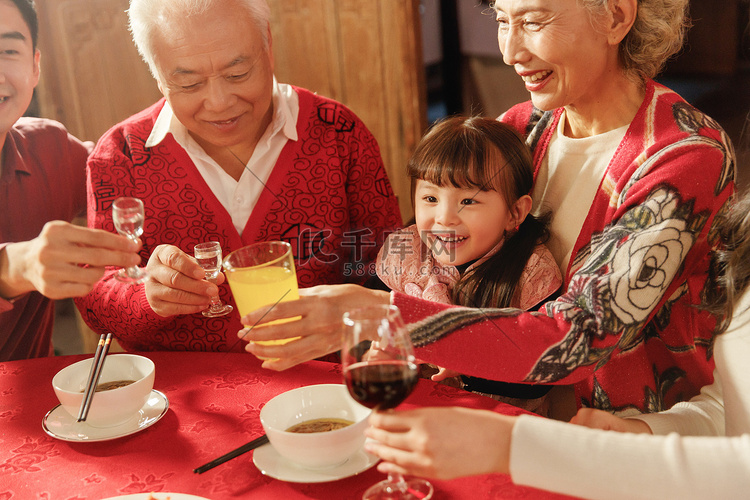 幸福的东方家庭过年举杯庆祝