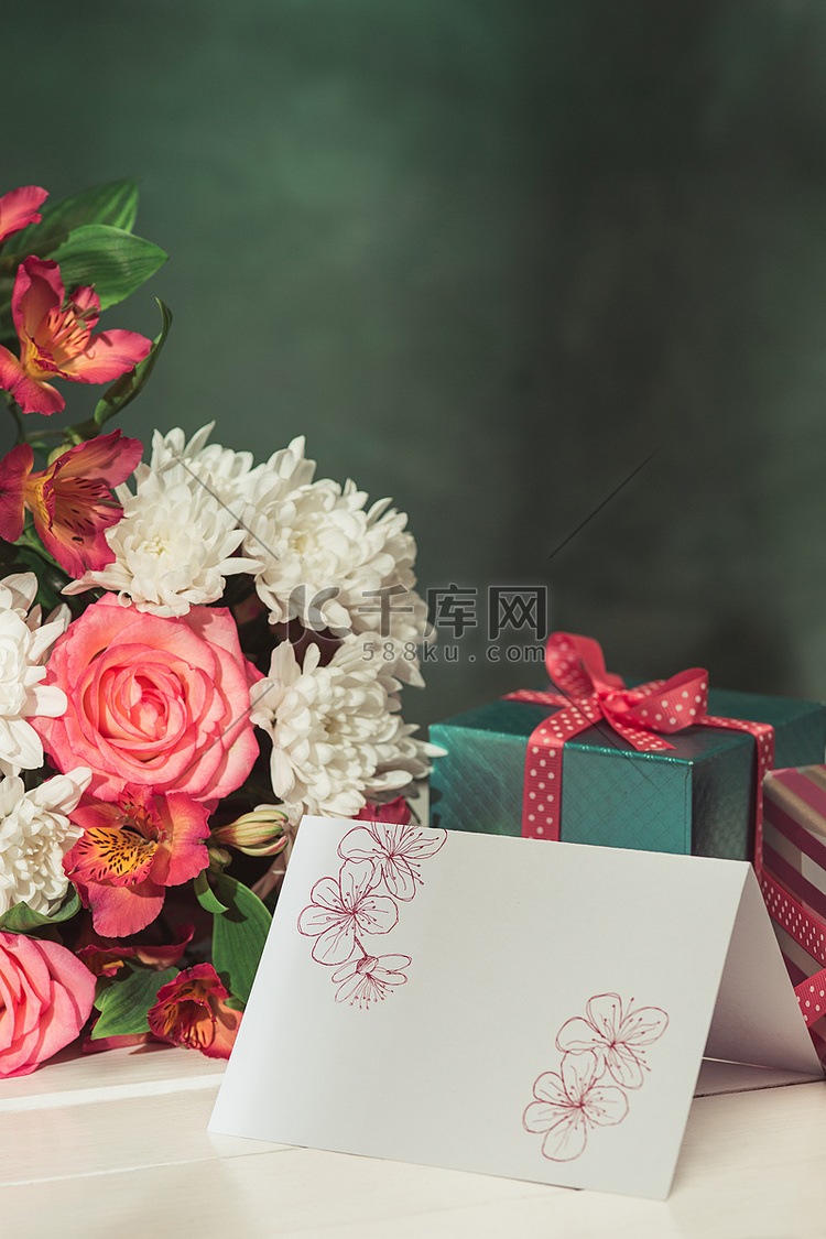爱背景与粉红色的玫瑰花, 礼物