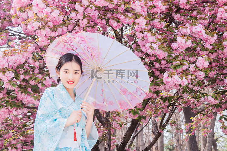 日系和服樱花少女早上少女打伞户