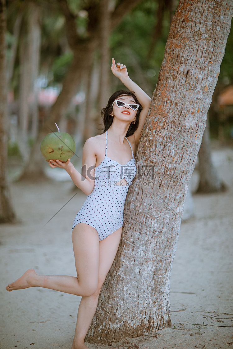 人物夏天美女椰林靠树摄影图配图
