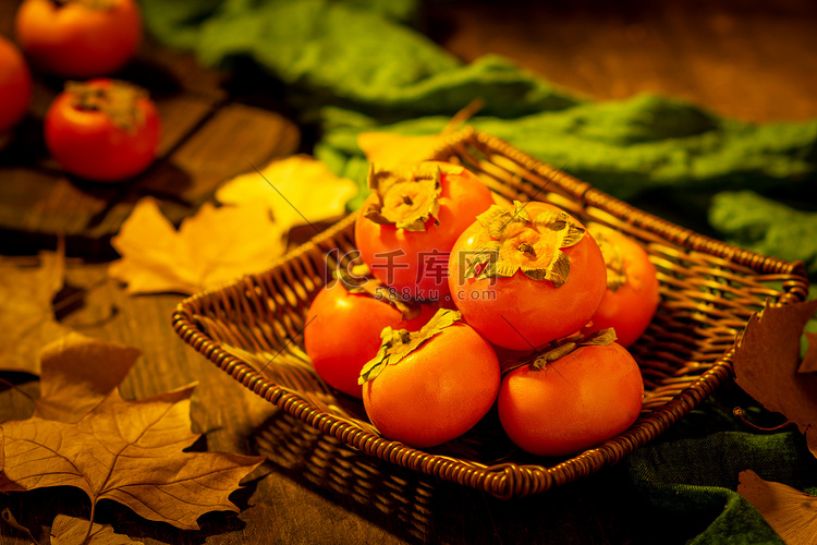 美食水果秋季白天柿子室内竹篮内