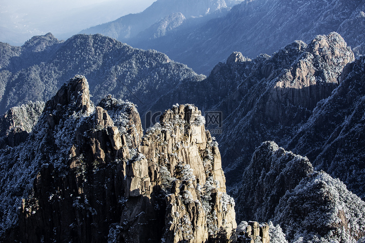 冬天白雪和山谷摄影图