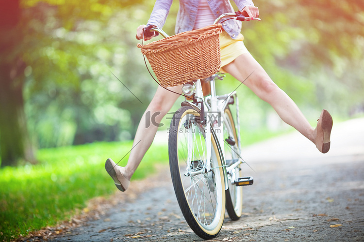 骑自行车的女人