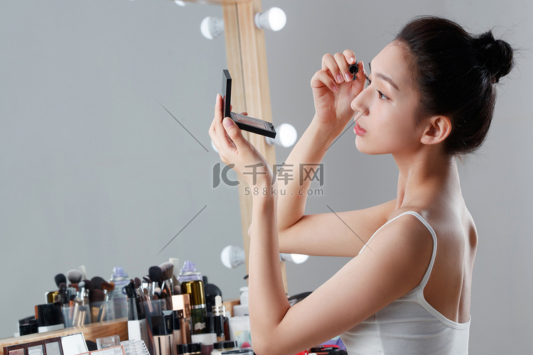 年轻女人在化妆间里化妆