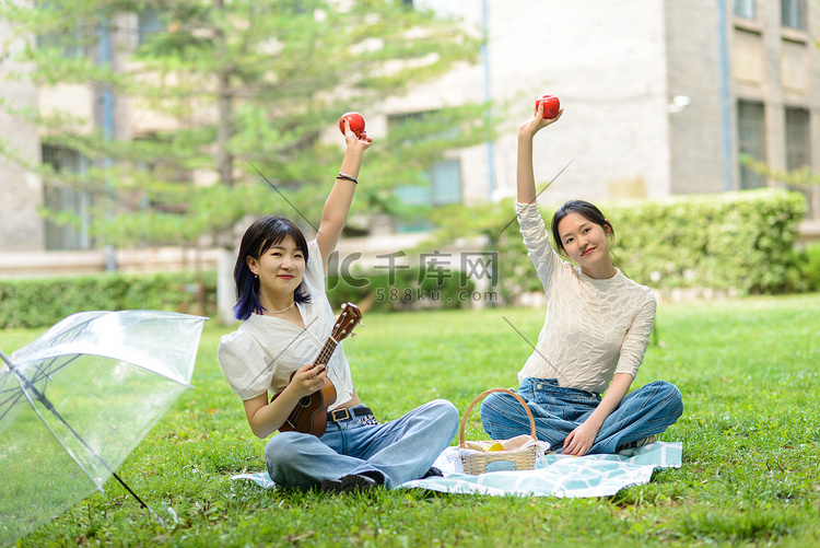 人像白天两个女孩草地举起苹果摄