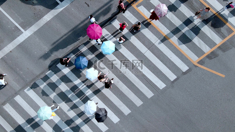 红路灯路口人群过斑马线